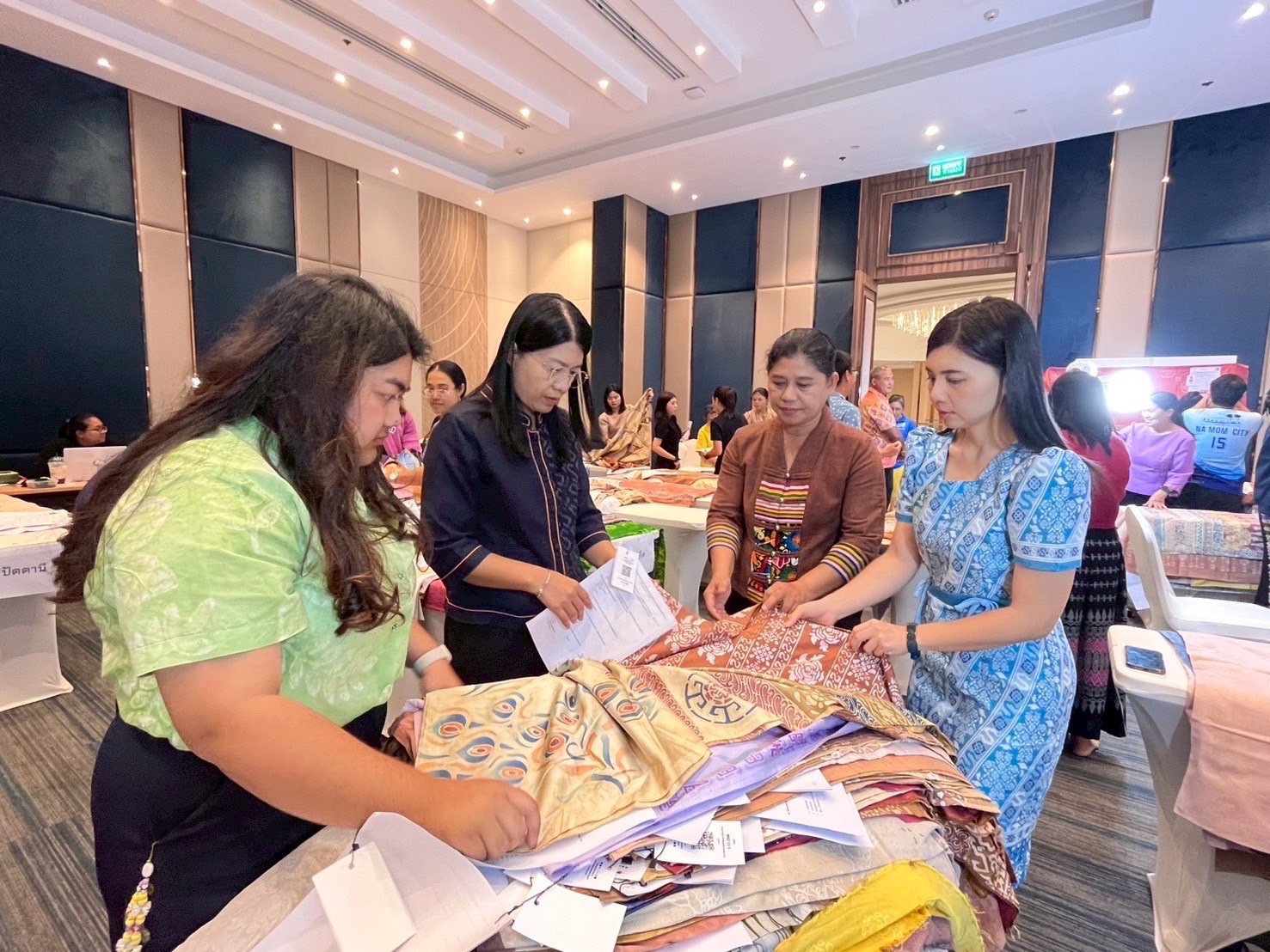 พช.รัตภูมิ ร่วมกิจกรรมโครงการ “ผ้าไทยใส่ให้สนุก” ประจำปี 2568 