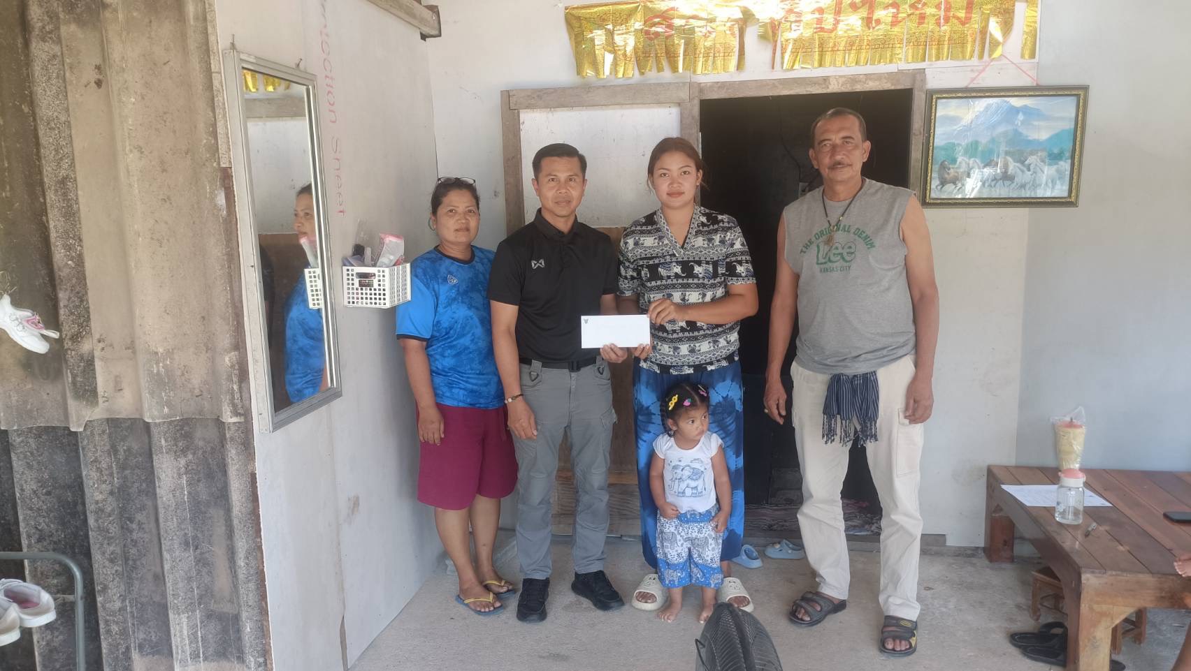 สพอ.รัตภูมิ มอบทุนอุปการะเด็กชนบท ช่วยเหลือเด็กจากครัวเรือนประสบอุทกภัย