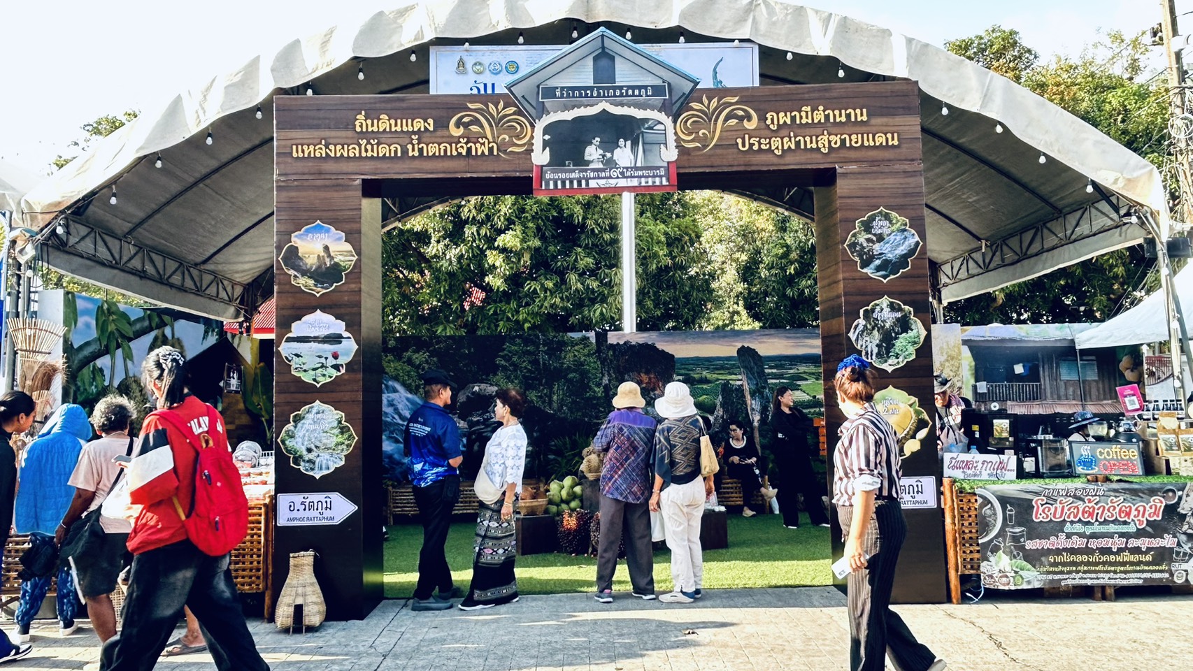 กลุ่ม OTOP ชุมชนท่องเที่ยวอำเภอรัตภูมิ ร่วมออกบูธจำหน่ายสินค้าและจัดแสดงนิทรรศการ ในงาน “สืบสานอัตลักษณ์เมืองสงขลา (วันสงขลา)” 